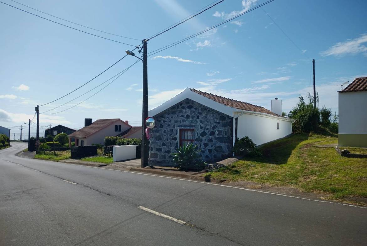 Stone house garden Faial