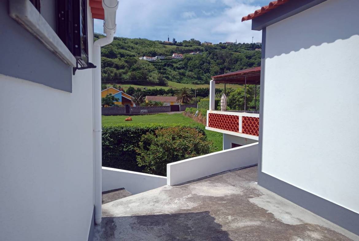 Three bedroom house, plus extra apartment and large garden, 200 meters from the beach, on Faial island, Azores.