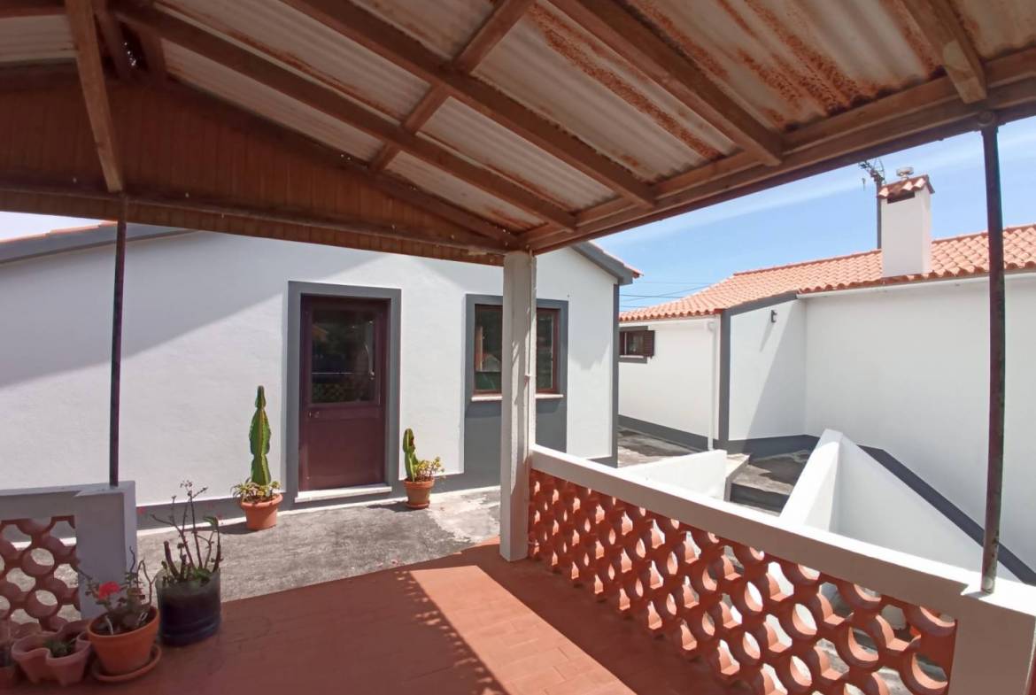 Three bedroom house, plus extra apartment and large garden, 200 meters from the beach, on Faial island, Azores.