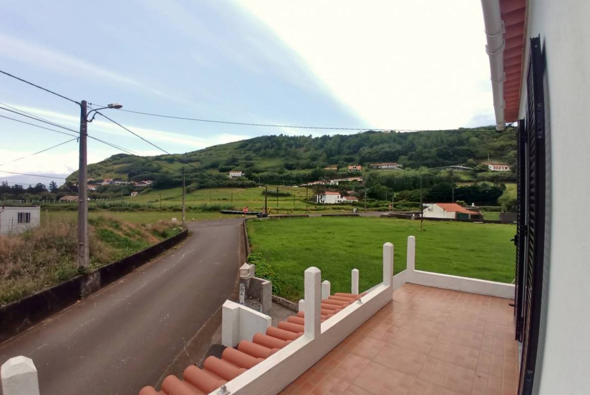 Three bedroom house, plus extra apartment and large garden, 200 meters from the beach, on Faial island, Azores.