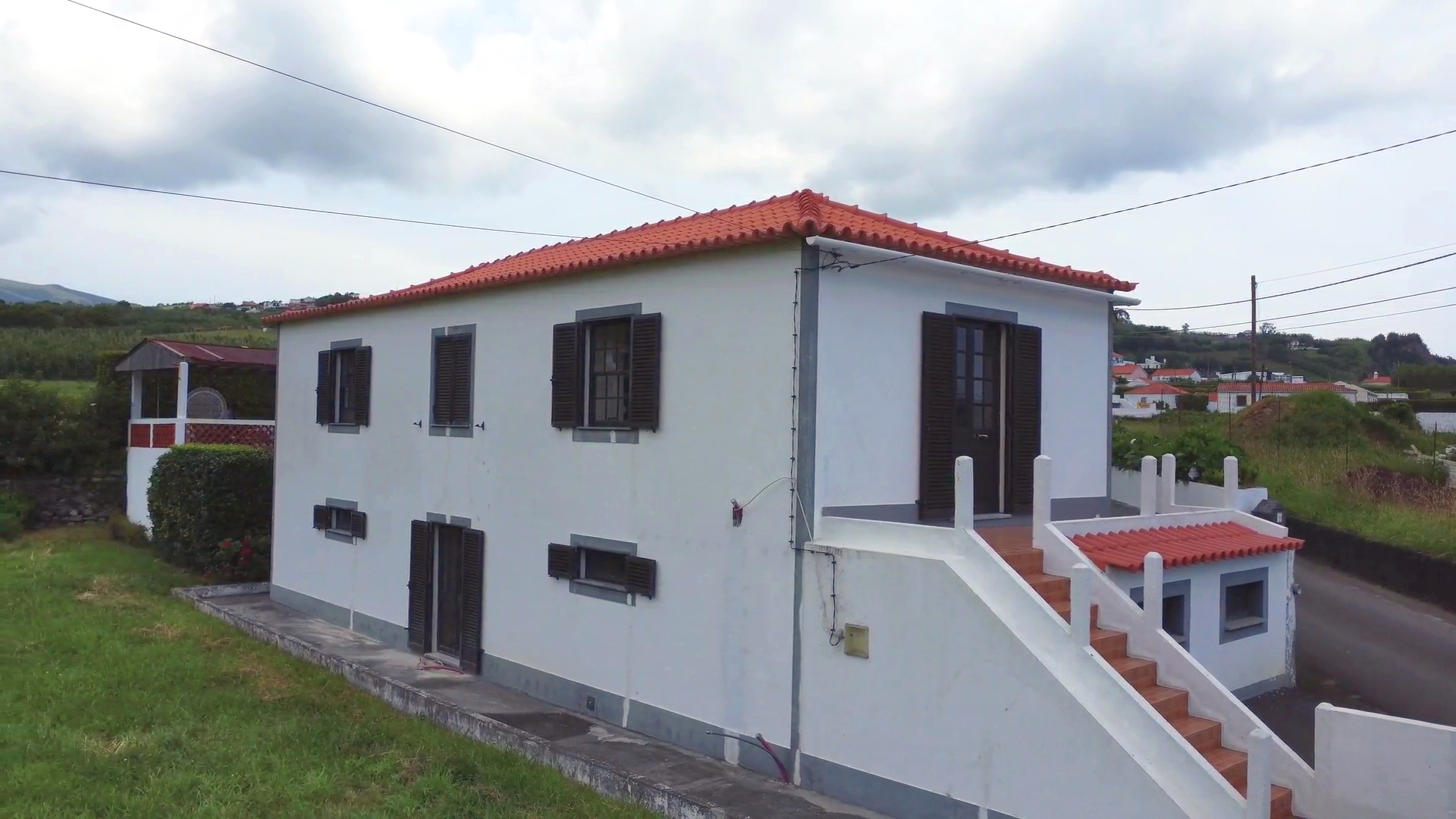 Three bedroom house, plus extra apartment and large garden, 200 meters from the beach, on Faial island, Azores.